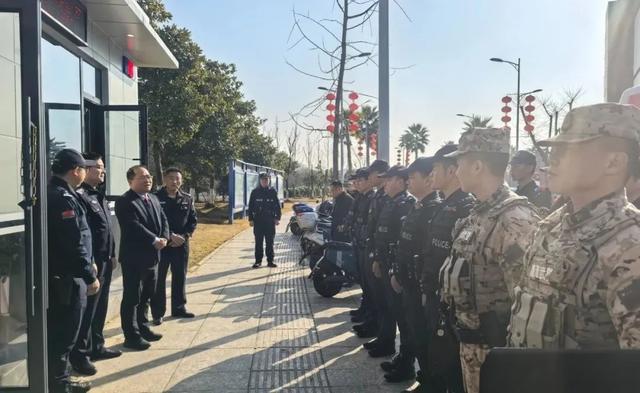 区委领导走访慰问坚守岗位的公安民辅警