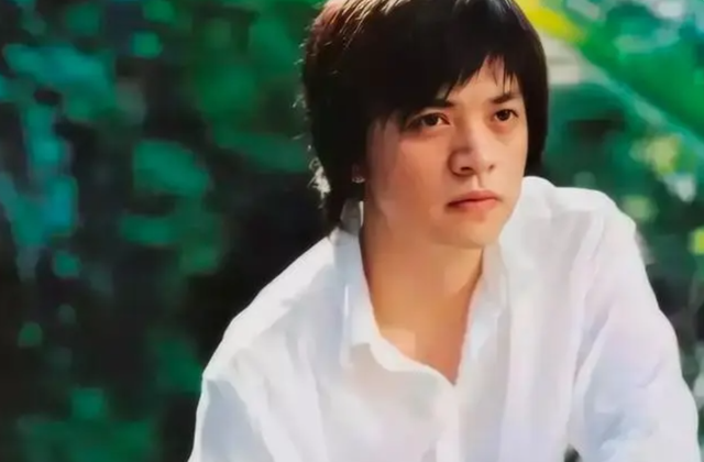 李健46岁妻子竟是清华博士!不买房不生孩子,如今俩人怎样了?