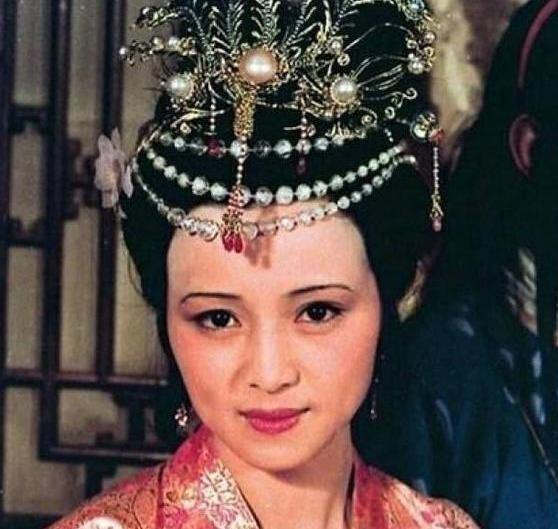 霸占儿媳、当众羞辱,贾珍如此作践儿子为哪般?答案在家奴的话里
