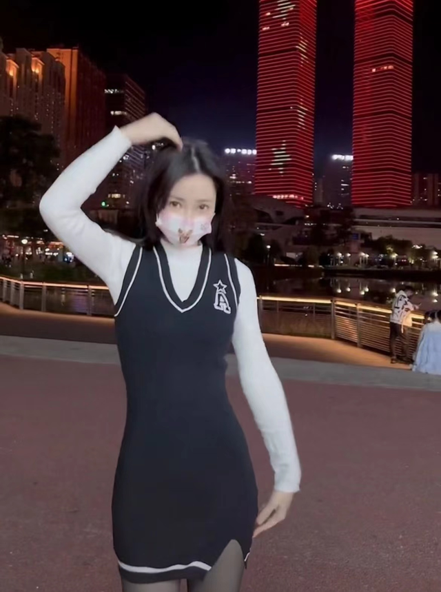 柳岩行为惹争议!穿黑丝打扮清凉街头热舞,路人疑惑走过无人识