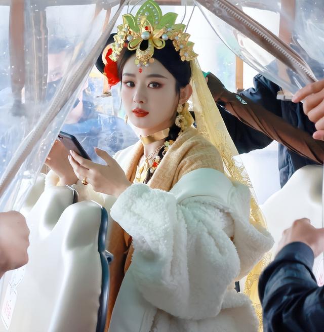 萌探最新一季，捧高踩低、人情世故，在赵丽颖身上体现得淋漓尽致