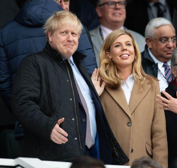 英国首相夫人：挤走高颜值前妻，戴鸽子蛋大钻戒，龅牙妹凭什么