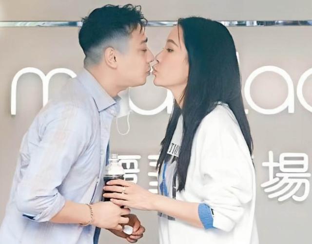 恭喜!香港知名女星被曝结婚,一脱成名后为男友主动收起性感