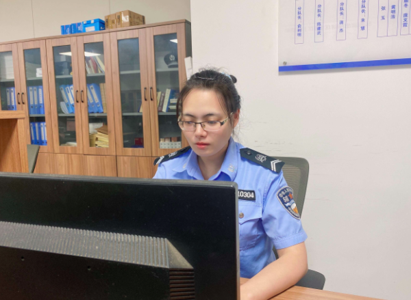 杭州1米75的女辅警，这一幕太美了！“你真是好姑娘啊……”