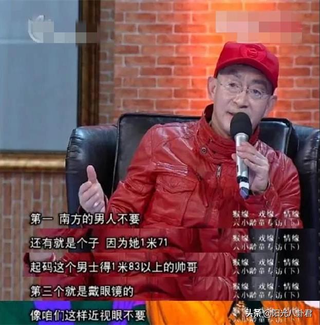 六小龄童庆结婚33周年，与妻子穿情侣装同框，夫妻俩爱情故事好甜