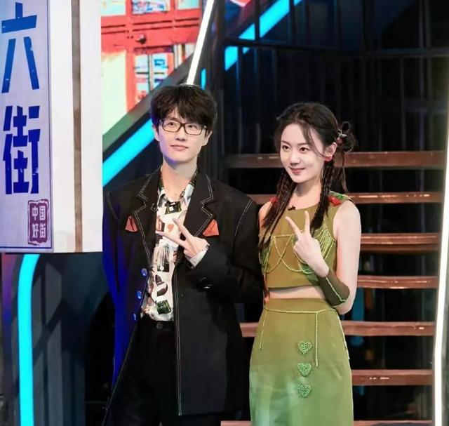 没想到许嵩这么粘人!和冯禧逛街甜蜜小动作不断,真是千年铁树开花了