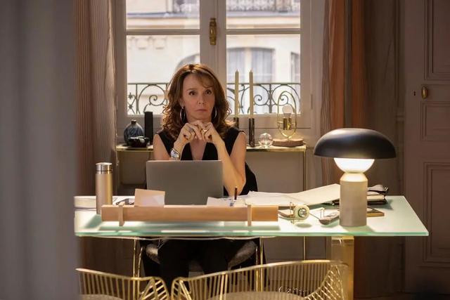 巴黎人看了大概要皱眉的《Emily in Paris》?