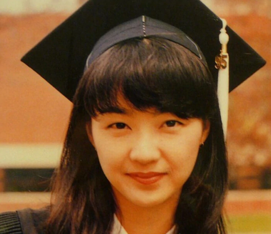 “天后”陈慧娴,与初恋痴缠6年,跟张学友当众拥吻,至今仍未婚