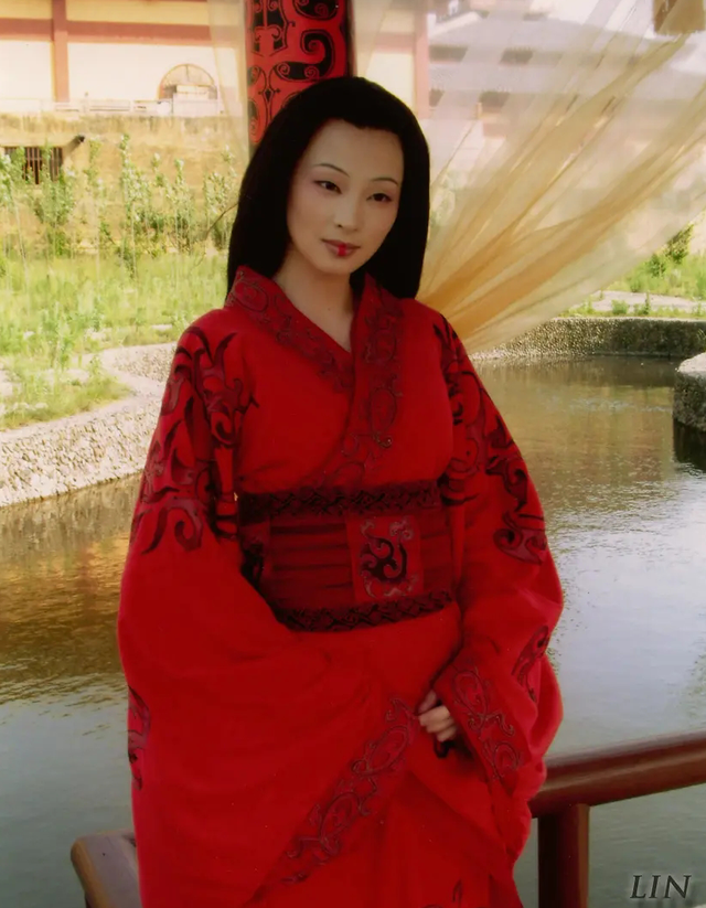 从空姐到童年女神，出道23年没火的她，年过40不婚专注搞事业