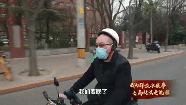 副处长当骑手1天赚41元,大家不只关心他的“委屈”
