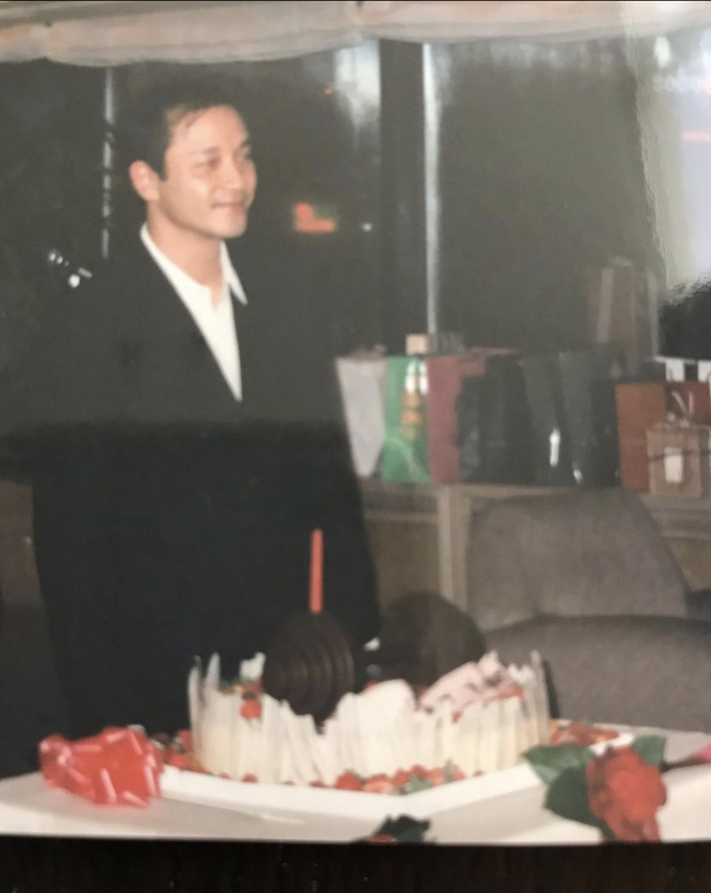 张国荣66岁生日，唐鹤德再分享哥哥旧照