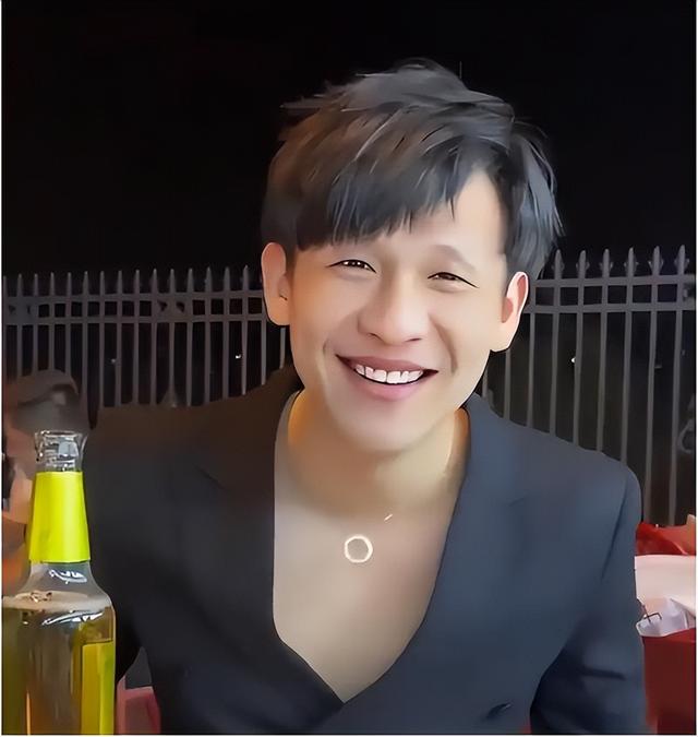 男人有钱就变坏?结婚七年成名之后却坚决原配离婚,如今他后悔不
