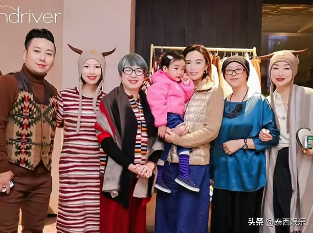 李亚鹏老婆重回T台,海哈金喜抱2岁女儿走秀,身材高挑又美又飒