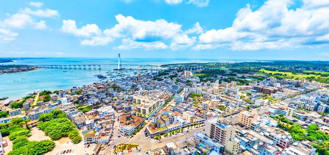 海南文昌市一个镇，三面环海，和海口市一桥相连