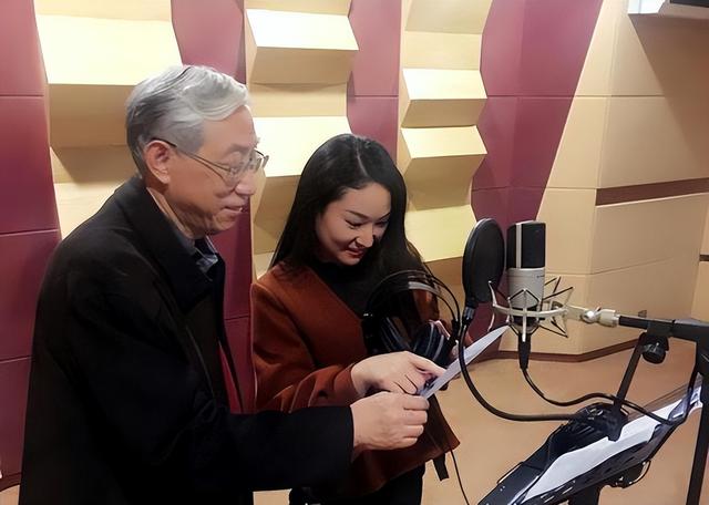 “甜歌皇后”杨钰莹:事业巅峰因与富二代恋情退圈,今53岁仍单身