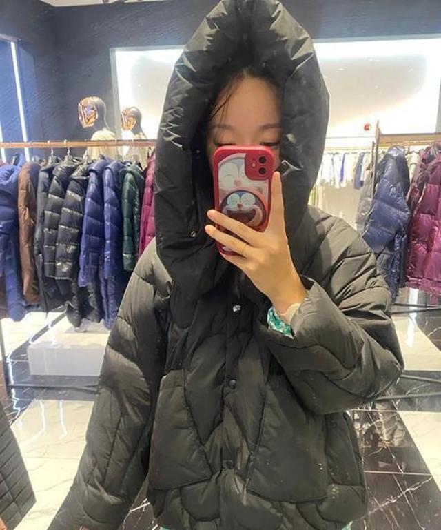 女子烤火,千元羽绒服不慎烤化