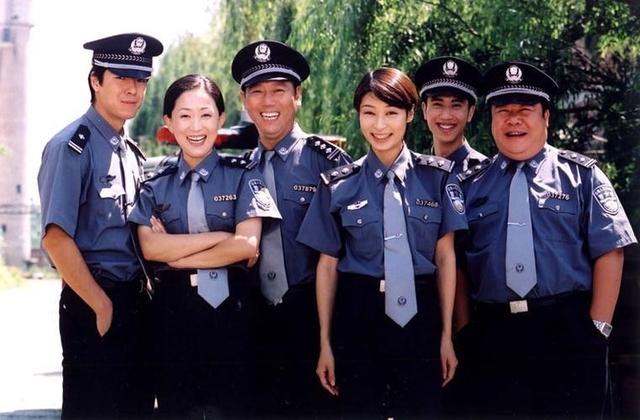 海一天:不靠当领导的父亲,46岁才走红,娶二婚妻子待继子如亲生