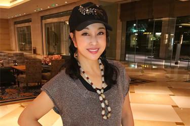 63岁刘晓庆晒35年前旧照,与三浦友和同框美到发光!