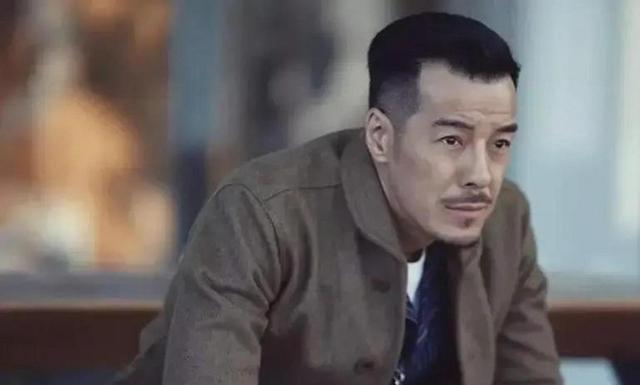 海一天:不靠当领导的父亲,46岁才走红,娶二婚妻子待继子如亲生