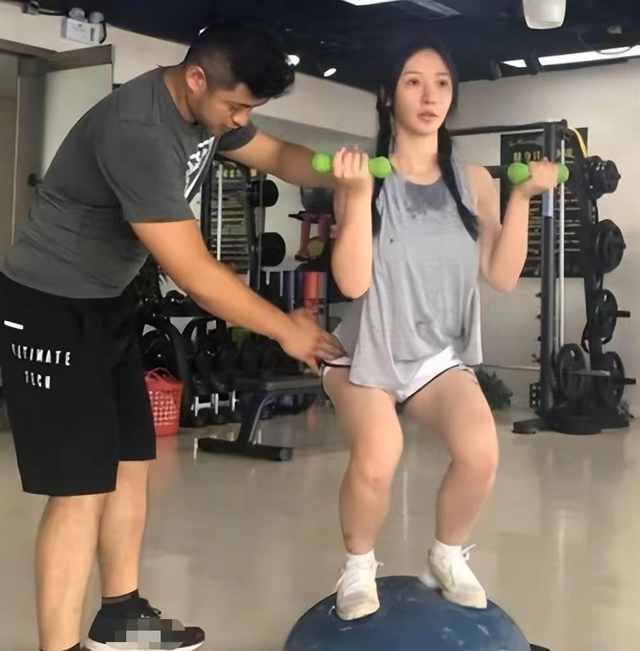 柳岩行为惹争议!穿黑丝打扮清凉街头热舞,路人疑惑走过无人识