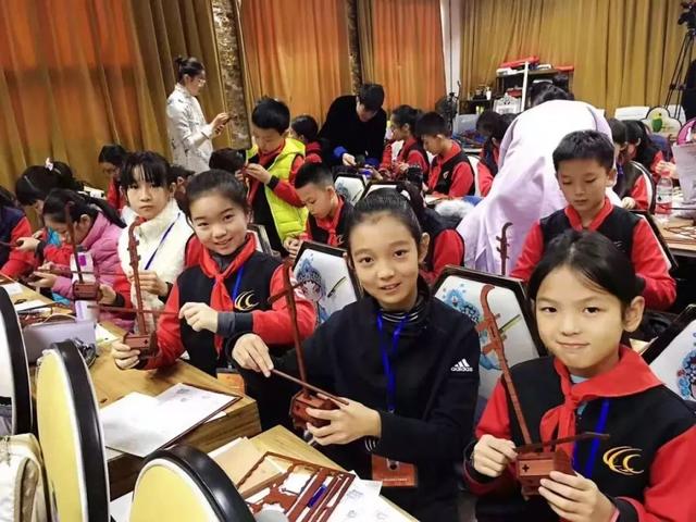 女子水晶乐坊在北京落地罕见民族乐器体验馆