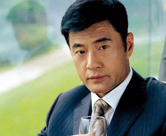于荣光：硬汉也有柔情，出道38年零绯闻，对“丑妻”不离不弃