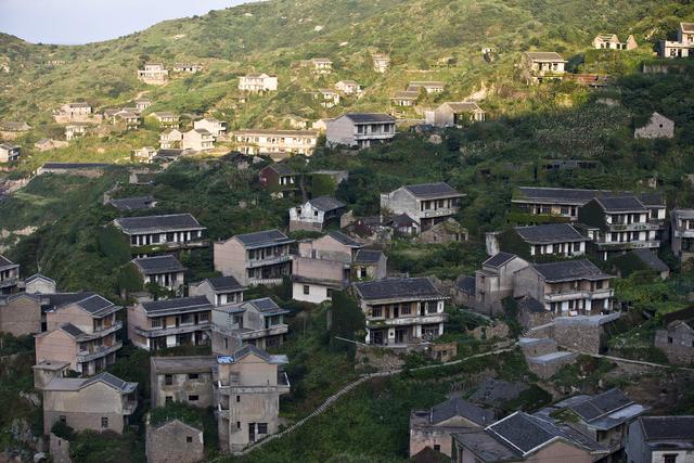 浙江海岛发现无人村,整齐的上百幢房子,却空无一人美得世外桃源