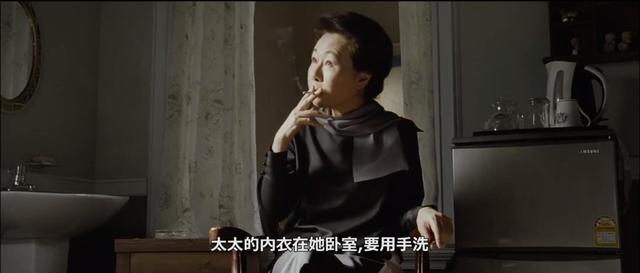 女佣附身清洗浴缸却不知男主已悄然进入,韩国人性片《下女》