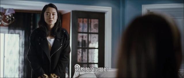 女佣附身清洗浴缸却不知男主已悄然进入,韩国人性片《下女》