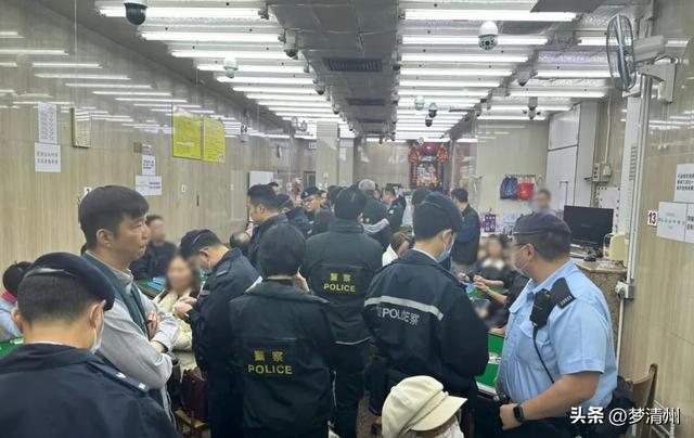 香港黑帮争斗，古惑仔当街“火拼”砍人，900名港警开始反黑行动