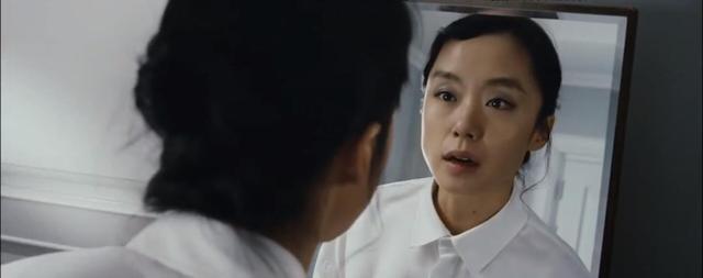 女佣附身清洗浴缸却不知男主已悄然进入,韩国人性片《下女》