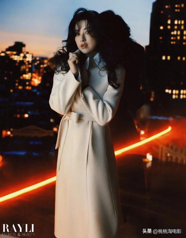女星朱珠港风女郎写真大片,红唇烟熏妆凌乱发丝神秘美艳