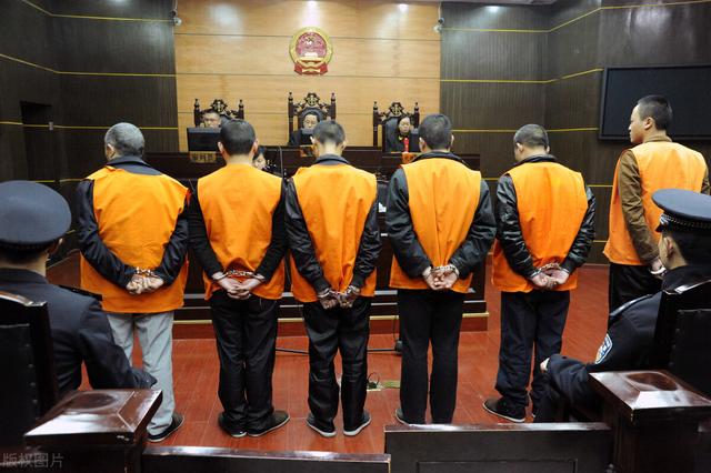 四川一对情侣殴打“尾随者”,撕扯处警民警,为啥被刑事拘留?