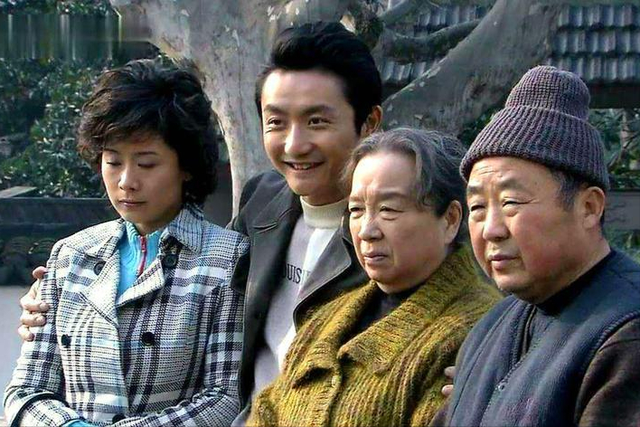 《双面胶》:李亚平与女同事“暧昧”,暴露的不是花心,而是阴毒