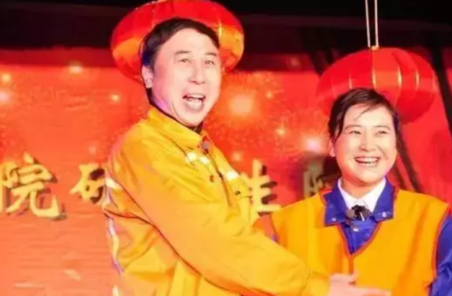 贾玲逝世母亲照片曝光,揭开《你好,李焕英》背后的悲伤故事