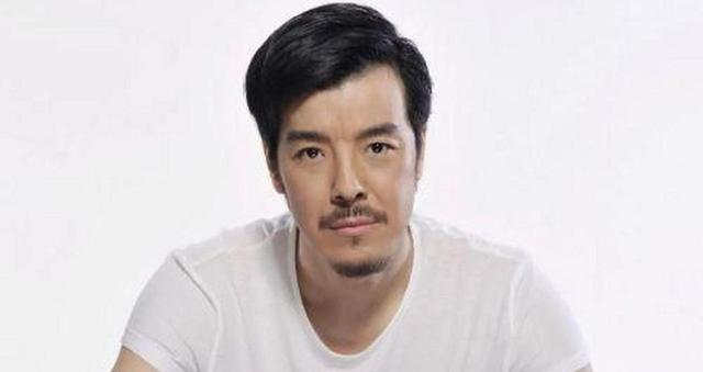 海一天:不靠当领导的父亲,46岁才走红,娶二婚妻子待继子如亲生