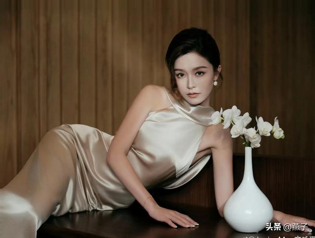 文咏珊：香槟色裸背礼服、尽显好身材性感迷人风采