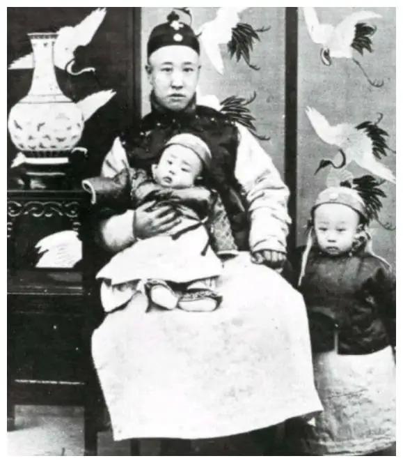 清朝末代格格街头摆摊叫卖,毛泽东称其有志气,我来安排