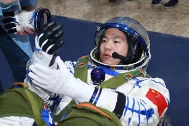 跨越时空的追梦!13岁看神舟的小男孩,航天员梦今朝圆