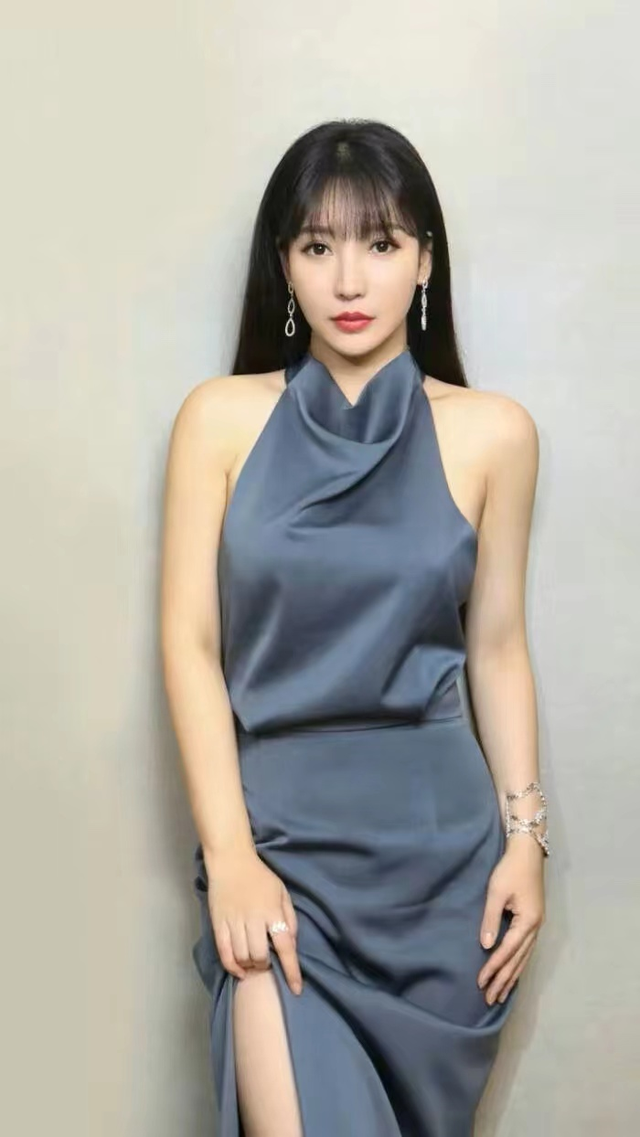 柳岩行为惹争议!穿黑丝打扮清凉街头热舞,路人疑惑走过无人识