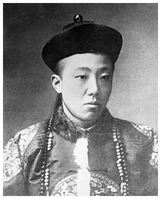 清朝末代格格街头摆摊叫卖,毛泽东称其有志气,我来安排