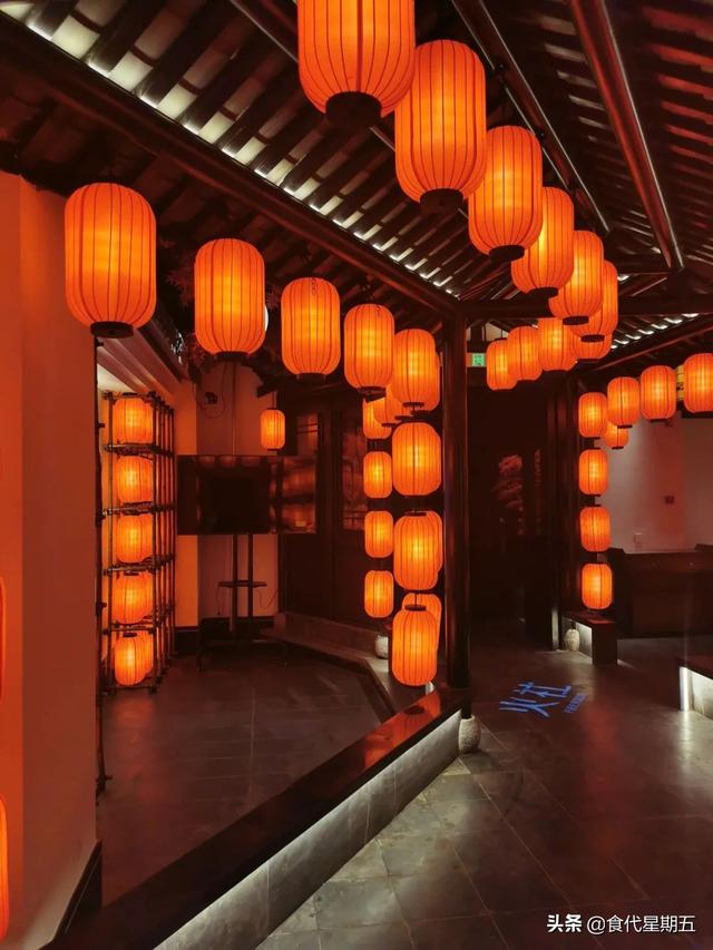 邓伦的火社二店即将开业，一起看看什么叫“火社红”
