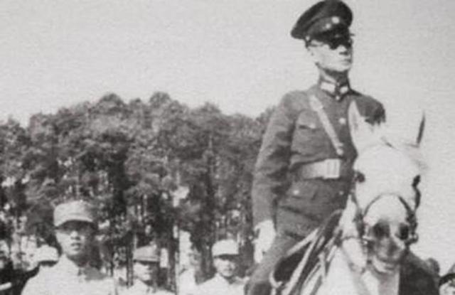 1946年，孔令俊遭龙云儿子调戏，双方拔枪互射，二小姐冲在最前