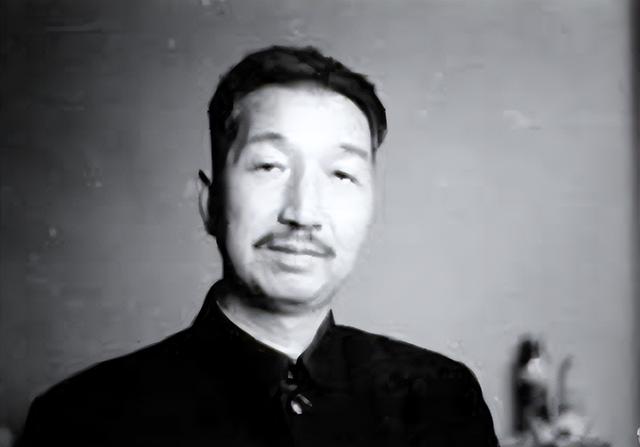 1949年,毛主席冲人群后面喊道:子良将军,我们两个单独照一张相