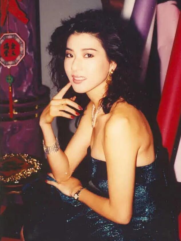 她出身草根容貌气质俱佳,选亚姐奖拿到手软,为人正直后经商致富