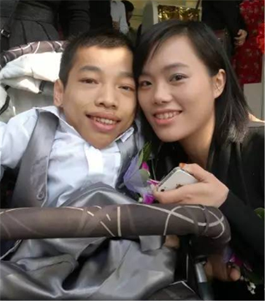 李创利：身高不到1米的“轮椅总裁”，赚3亿后娶美女秘书生下一子