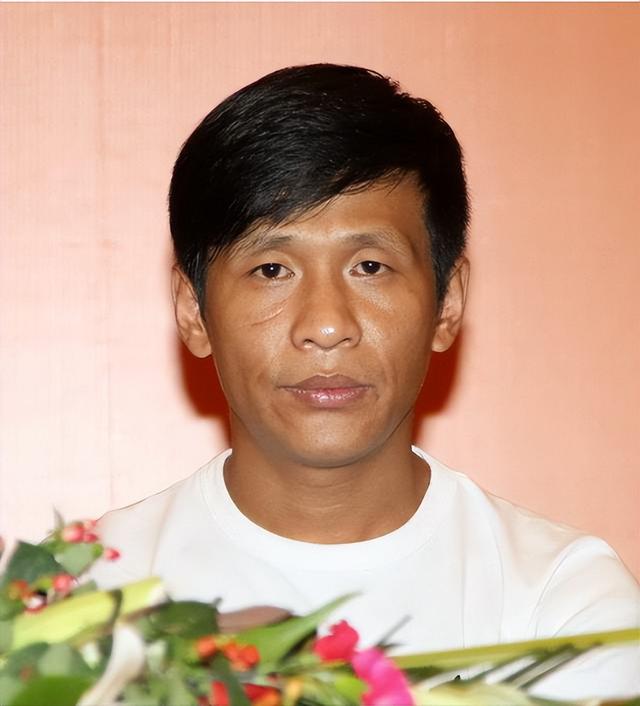 男人有钱就变坏?结婚七年成名之后却坚决原配离婚,如今他后悔不