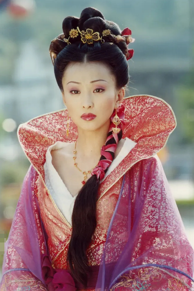 从空姐到童年女神，出道23年没火的她，年过40不婚专注搞事业
