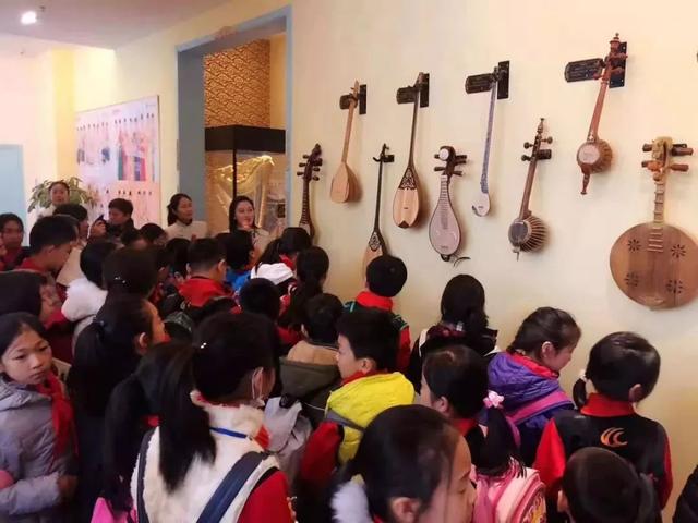 女子水晶乐坊在北京落地罕见民族乐器体验馆