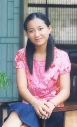 贾玲逝世母亲照片曝光,揭开《你好,李焕英》背后的悲伤故事